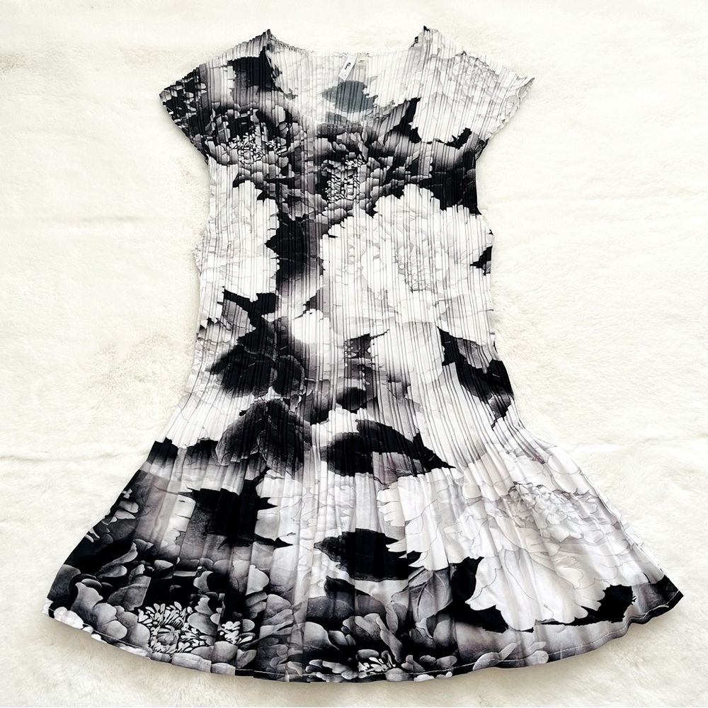Milano Black and White Floral Pleated Top Medium